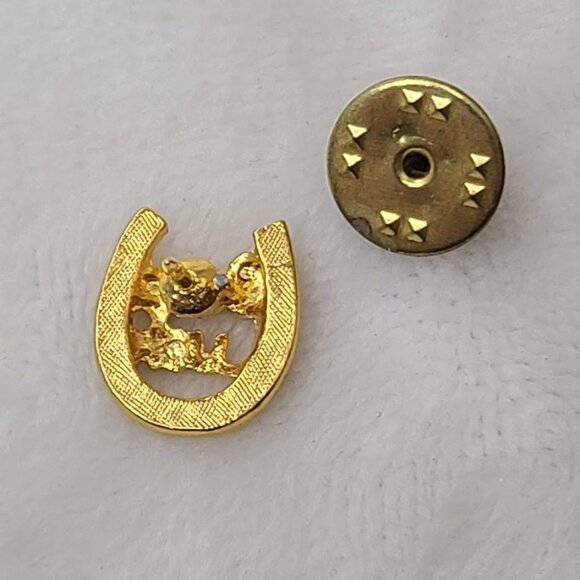 Good Luck Horseshoe Lapel Pin Gold Tone Vintage Charm Emblem Tie Tack - Picture 3 of 5